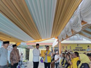 Foto: Rudy Mas’ud dengan ketua relawan satria harum