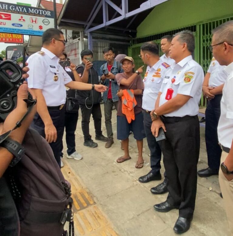 Wali Kota Samarinda, Andi Harun, bersama jajaran OPD di Jalan Abul Hasan, Rabu (8/1/2025),