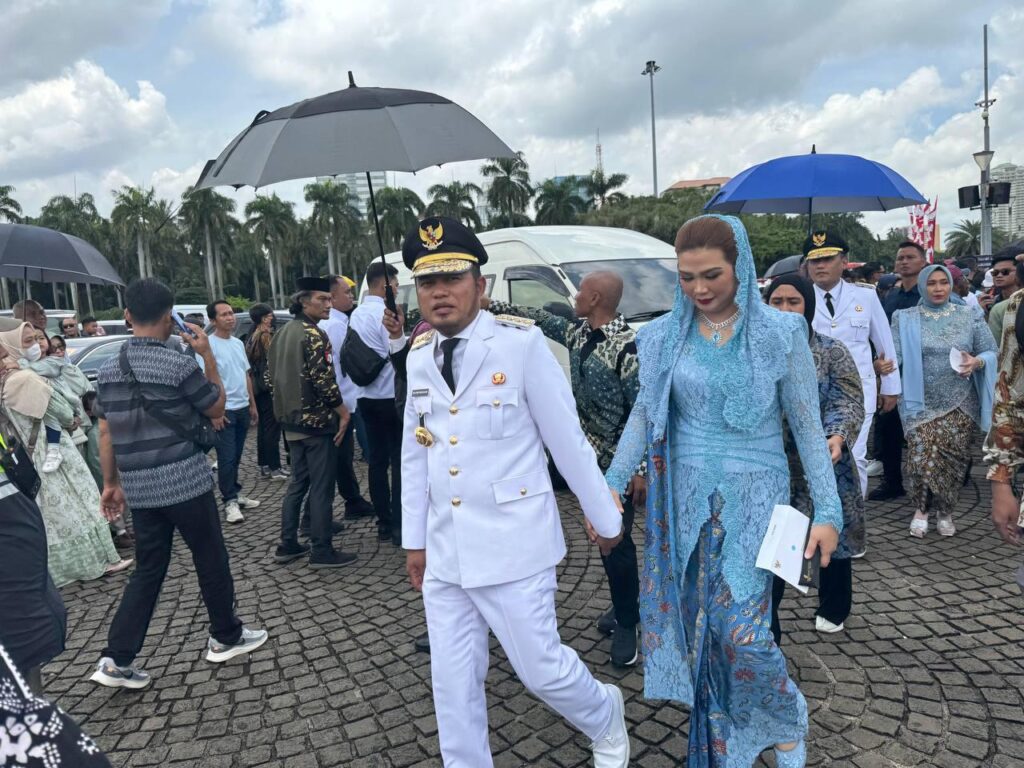 Foto: Gubernur Kaltim, Rudy Mas'ud bersama isteri menuju Istana Negara, Kamis (20/2/2025). (ADPIM PEMPROV KALTIM)