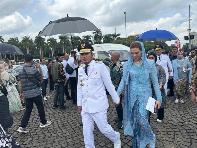 Foto: Gubernur Kaltim, Rudy Mas'ud bersama isteri menuju Istana Negara, Kamis (20/2/2025). (ADPIM PEMPROV KALTIM)