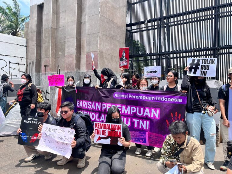 API melaksanakan aksi di depan Kantor DPR RI