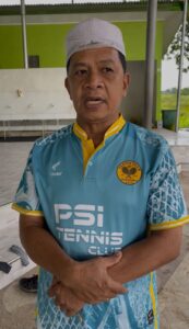 Caption Foto: Ketua RT 29 Sempaja Selatan menjelaskan kondisi lingkungan yang kerap dipenuhi sampah plastik, diduga berasal dari kawasan GOR Kadrie Oening.