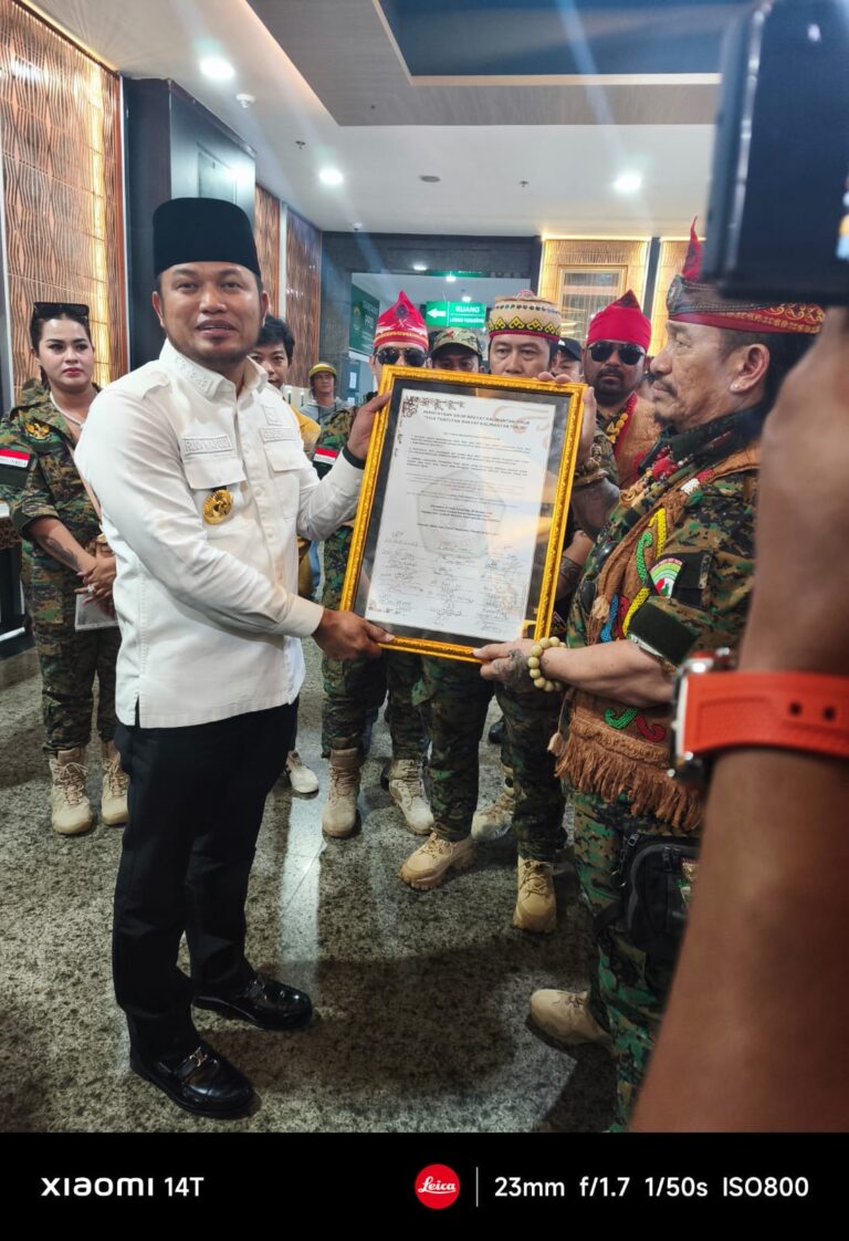 Setelah Aksi, LPDKT Serahkan Wadah Simbolis Ke Gubernur Kaltim Rudy Mas’ud
