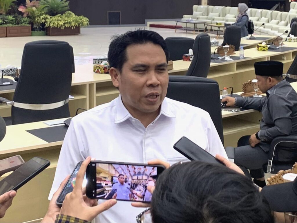 Anggota DPRD Kaltim, Muhammad Husni Fahruddin, saat diwawancarai awak media.