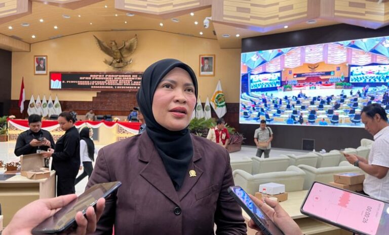 Wakil Ketua DPRD Kaltim, Yenni Eviliana, saat diwawancarai oleh awak media.