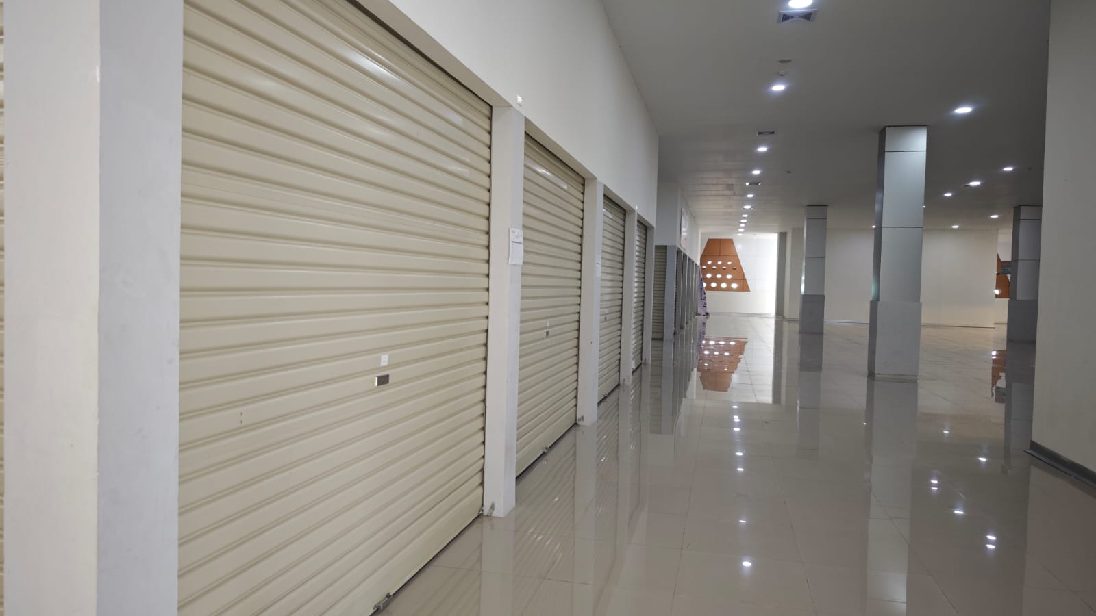 Kondisi Pasar Tangga Arung Square terlihat beberapa kios belum beroperasi.