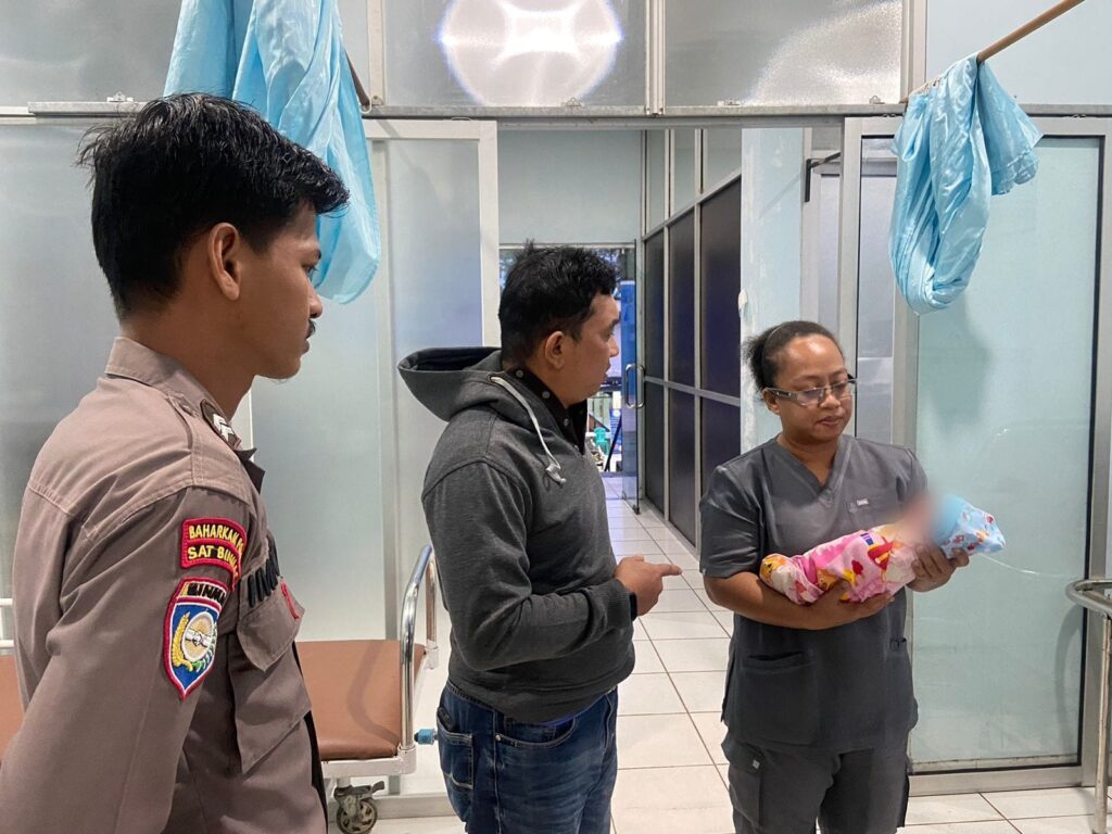 aparat kepolisian melakukan olah tempat kejadian perkara (TKP)