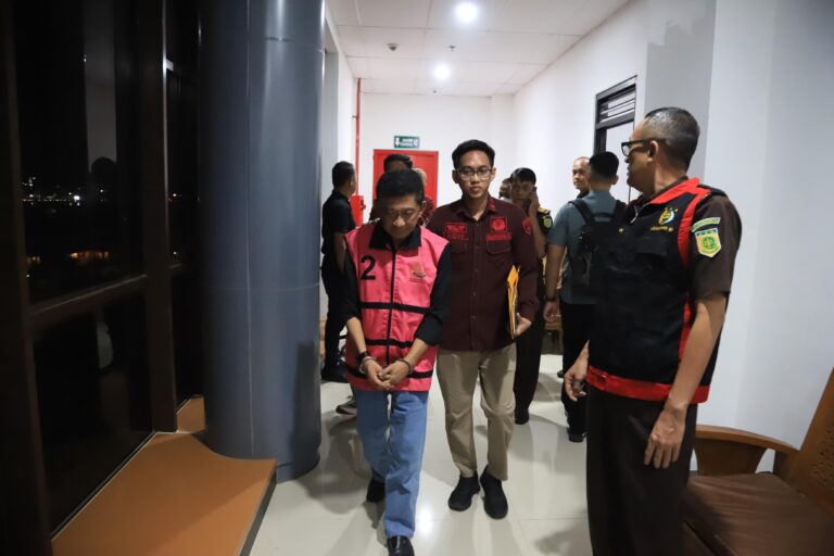 Tim Jaksa Penyidik Bidang Tindak Pidana Khusus Kejaksaan Tinggi (Kejati) Kalimantan Timur (Kaltim) menetapkan dan menahan dua tersangka berinisial BH (Kadistamben Kukar periode 2009–2010) dan ADR (Kadistamben Kukar periode 2011–2013)