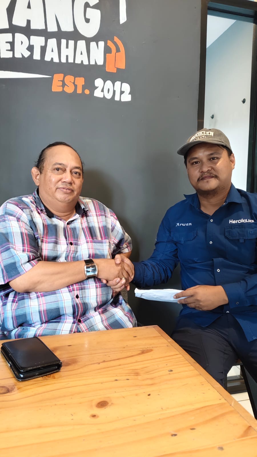Penyerahan bantuan Corporate Social Responsibility (CSR) kepada Majelis Nurul Anwar yang berlokasi di Jalan Mahakam