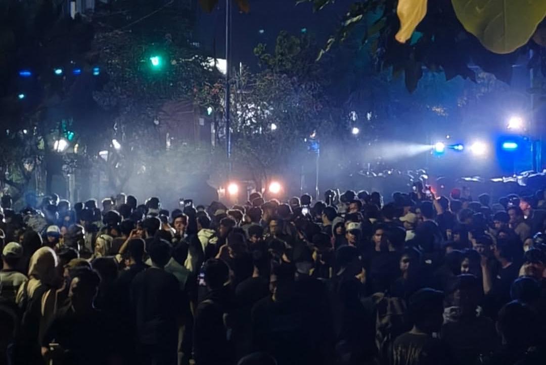 Masa Aksi saat melakukan demonstrasi.