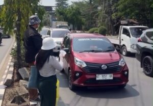 Pembagian masker samarinda di simpang lembuswana