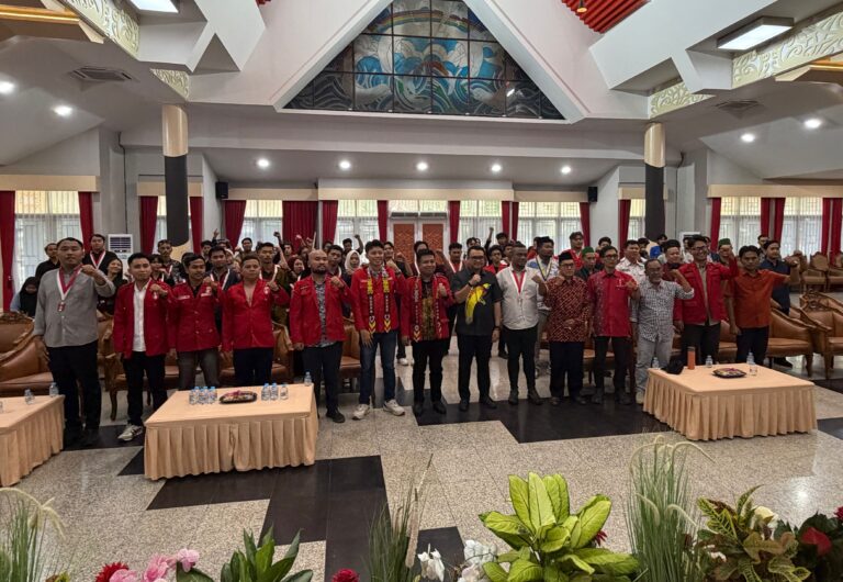 Sesi foto bersama dengan para audiens.(Foto:Rian)