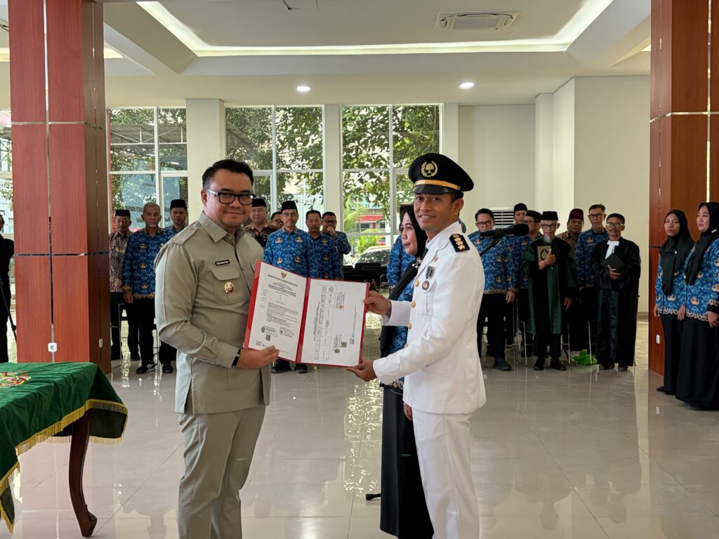 Suasana saat pelantikan sedang berlangsung.(Foto:Rian)