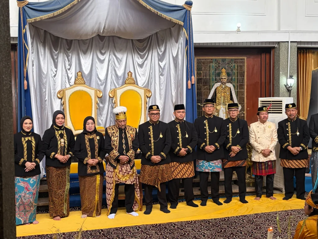 Sesi Foto bersama usai prosesi merebahkan Pinang Ayu.(Foto:Rian)