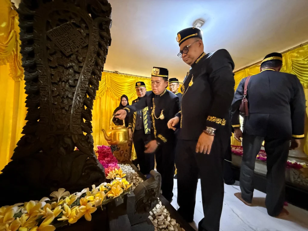 Bupati Kukar & Wakilnya saat melakukan Ziarah Makam.(Foto:Rian)