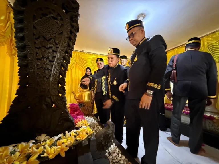 Bupati Kukar & Wakilnya saat melakukan Ziarah Makam.(Foto:Rian)