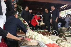 5 Momen Haru Megawati Tabur Bunga di Makam Guruh Soekarnoputra.