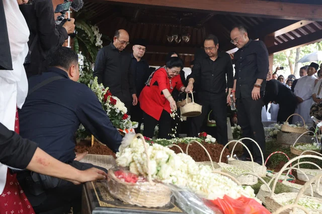 5 Momen Haru Megawati Tabur Bunga di Makam Guruh Soekarnoputra.