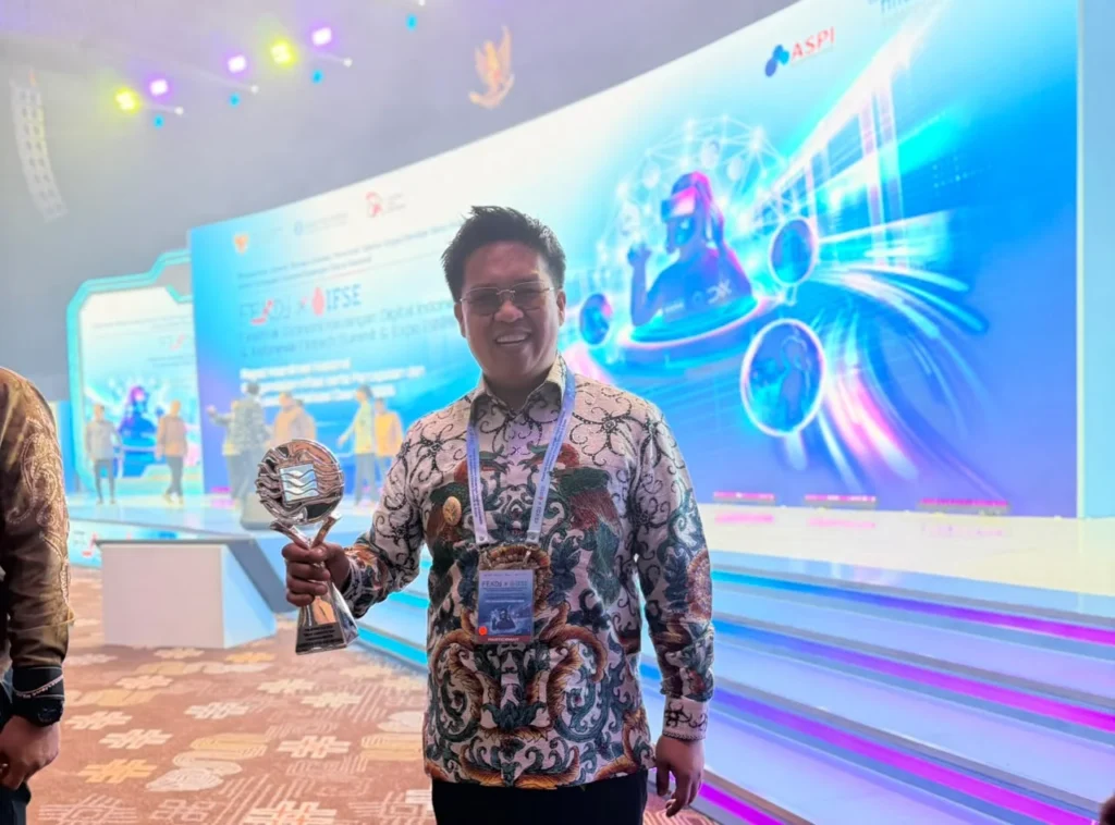 Caption: Wakil Bupati Kukar Rendi Solihin menunjukkan trofi TPID Award 2026 di JICC Jakarta, Kamis (24/9/2026).