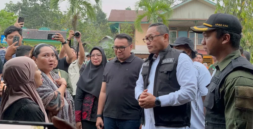 Wakil Gubernur Kaltim, Seno Aji dan Bupati Kukar, Aulia Rahman Basri saat berdiskusi dengan para korban kebakaran.(Foto:Rian)