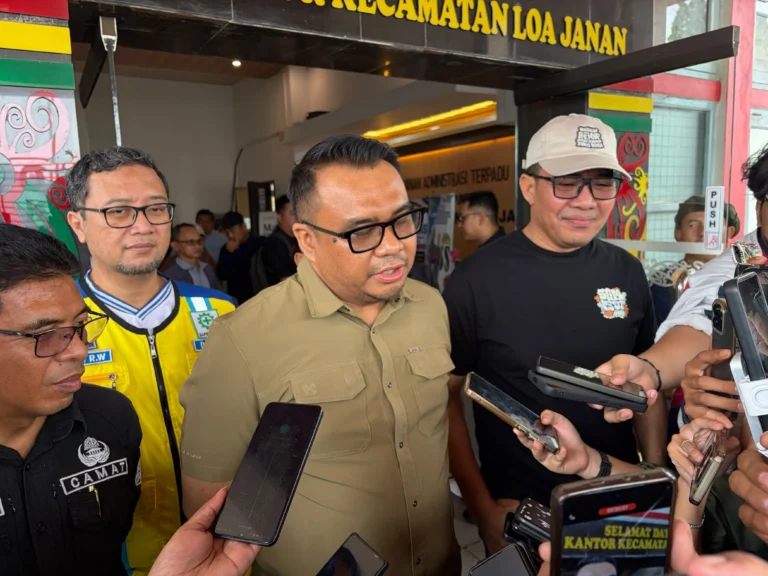 Bupati Kukar, Aulia Rahman Basri bersama Walikota Samarinda, Andi Harun usai melakukan rapat koordinasi.(Foto:Rian)