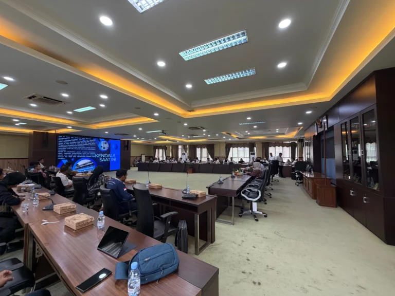 Situasi saat rapat sedang berlangsung di Ruang Rapat DPRD Kukar Lantai 2.(Rian)