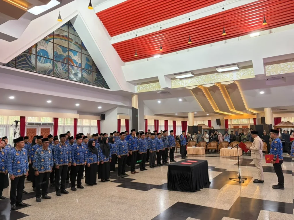 Bupati Kukar, Aulia Rahman Basri, saat melantik pejabat lainnya.(Foto:Rian)