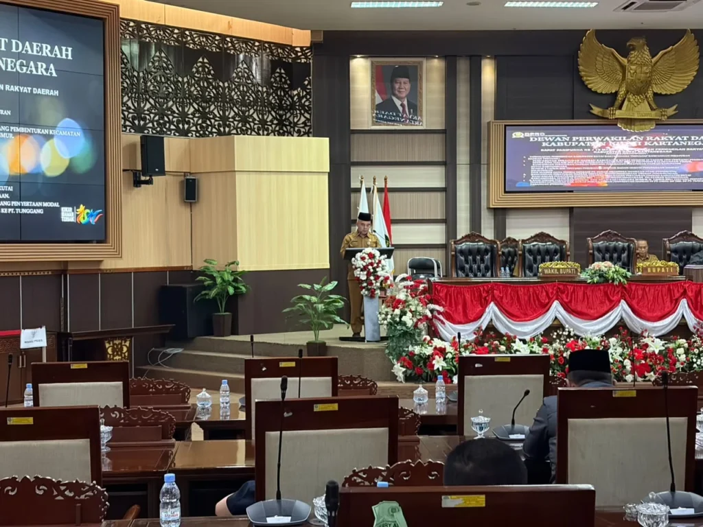 Asisten I Kesra Sekretariat Daerah Kukar, Akhmad Taufik Hidayat, saat berada dalam rapat.(Foto:Rian)