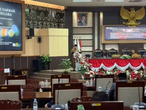 Asisten I Kesra Sekretariat Daerah Kukar, Akhmad Taufik Hidayat, saat berada dalam rapat.(Foto:Rian)