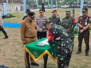 Bupati Kukar, Aulia Rahman Basri bersama Dandim 0906/Kukar, Letkol Arm Benny Budiman.(Foto:Rian)