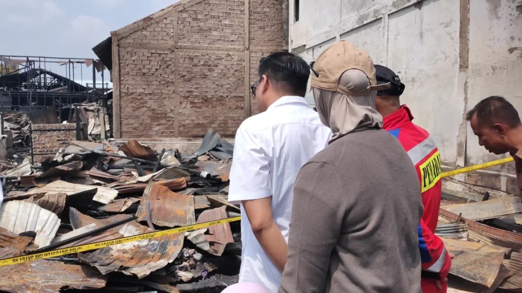 Bupati Kukar, Aulia Rahman Basri, saat meninjau dampak kebakaran di Gang Karya Jalan Kartini Kelurahan Melayu, Tenggarong.(Foto:Rian)