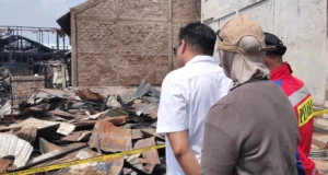 Bupati Kukar, Aulia Rahman Basri, saat meninjau dampak kebakaran di Gang Karya Jalan Kartini Kelurahan Melayu, Tenggarong.(Foto:Rian)