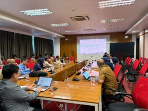 Kepala Disnakertrans Kukar, Dendy Irwan Fahriza, saat melakukan rapat bersama beberapa perusahaan terkait TKA.(Foto:Rian)Kepala Disnakertrans Kukar, Dendy Irwan Fahriza, saat melakukan rapat bersama beberapa perusahaan terkait TKA.(Foto:Rian)