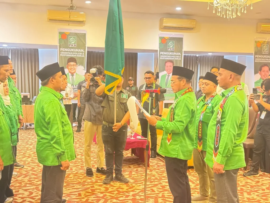 Potret suasana keadaan saat pelantikan berlangsung. (Rian)